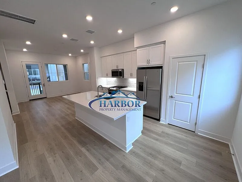 3 bed, 2.5 bath, $4,300 — Photo 4