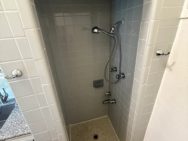 1525 Powell St — Photo 17