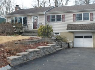 98 Walnut St, Oakland, NJ 07436