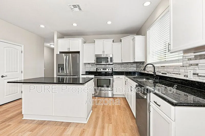 4 bed, 2.0 bath, 2215 sqft, $2,195 — Photo 4