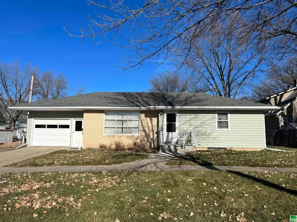 521 1st St SE, Le Mars, IA 51031