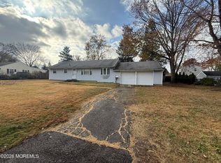 574 Hopping Rd, Belford, NJ 07718