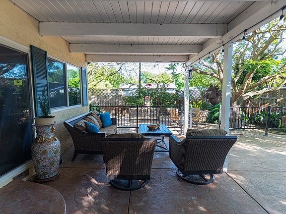 Outddor Patio bay backyard