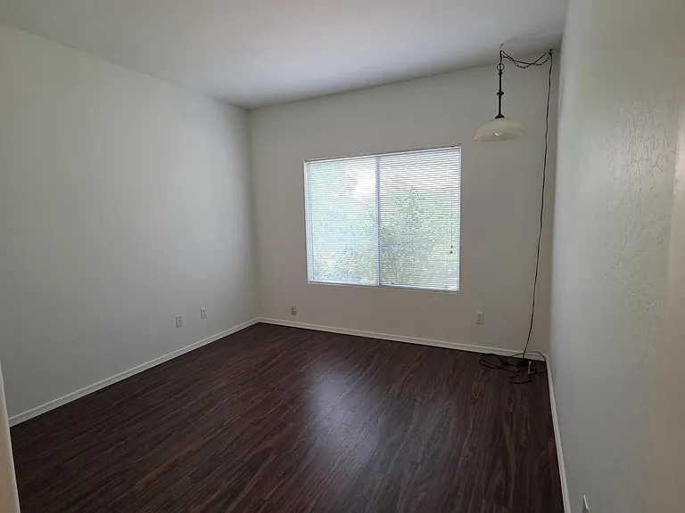 1825 W Desert Willow Dr — Photo 3