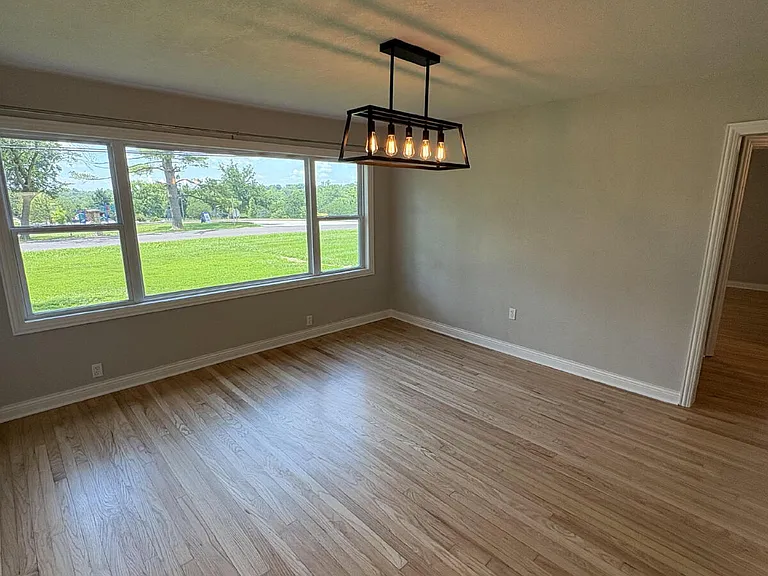 2211 E Walnut St — Photo 14