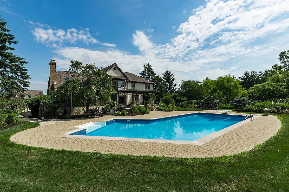 645 Retreat Ln N photo 1