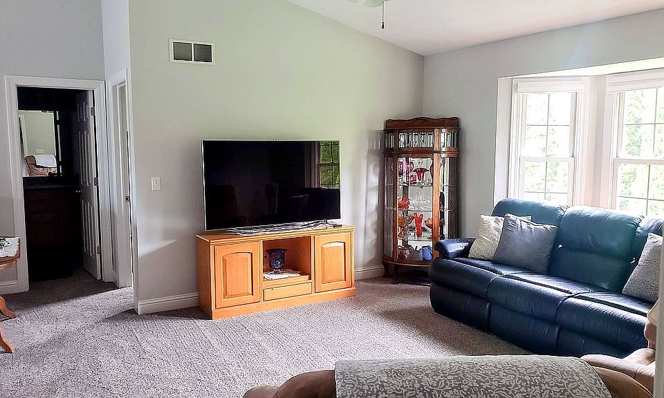 2nd image of 1060 Emerald Dr