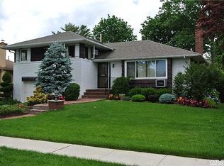 951 Plum Tree Rd W, Westbury, NY 11590