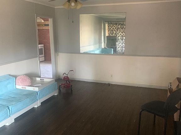 Cross view of Living Room looking into Kitchen