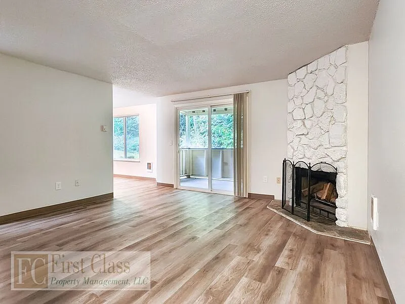 2 bed, 1.0 bath, 880 sqft, $1,595 — Photo 2
