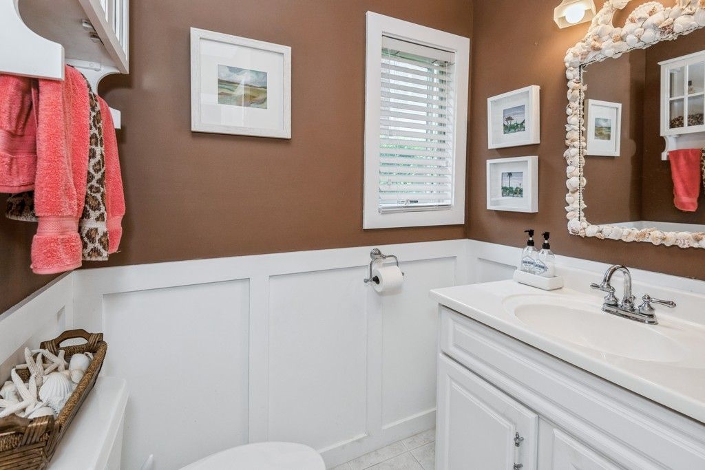 Chic, Modern Bathroom with Tasteful Touches