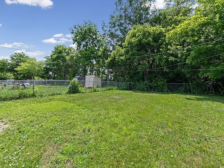 2464 Stieber St — Photo 2