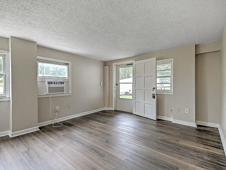 305 Moorland Dr — Photo 6