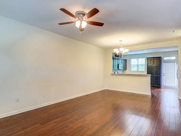 1637 Crafton Way — Photo 8