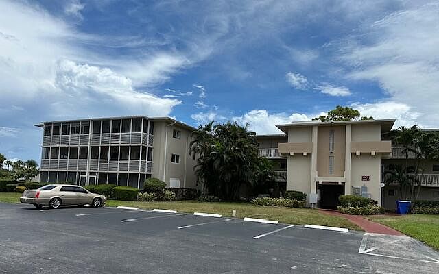 1st image of 2562 Garden Drive N #305