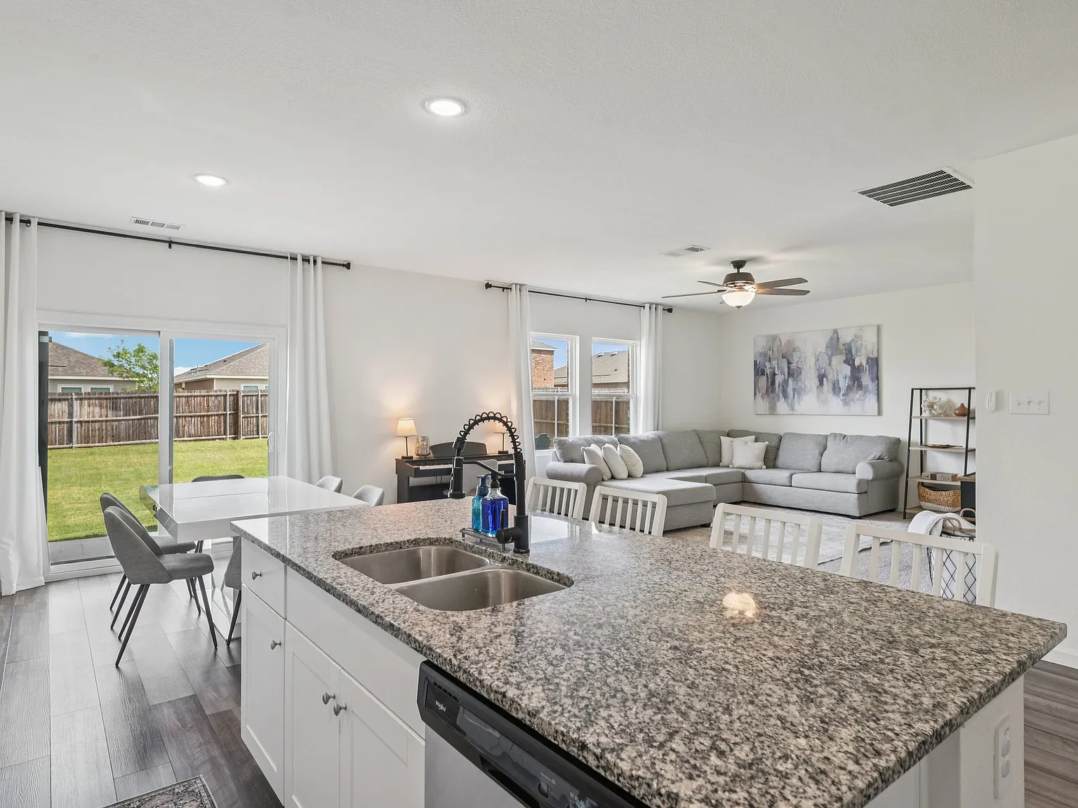 4 bed, 2542 sqft, $2,375 — Photo 3