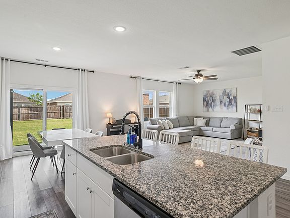 3rd image of 770 Yorkshire Dr