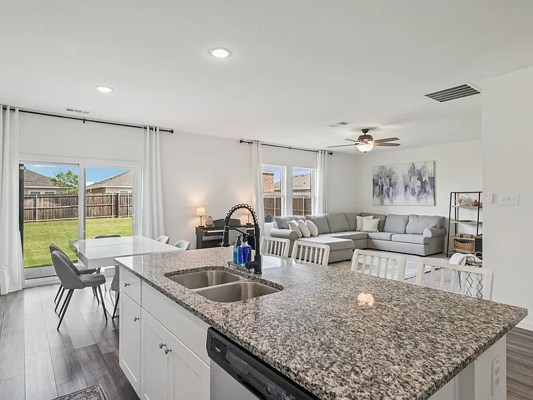 770 Yorkshire Dr — Photo 3