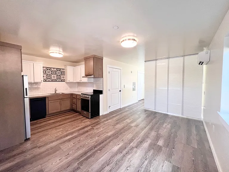 181 E Tall Fir Ct #B — Photo 8