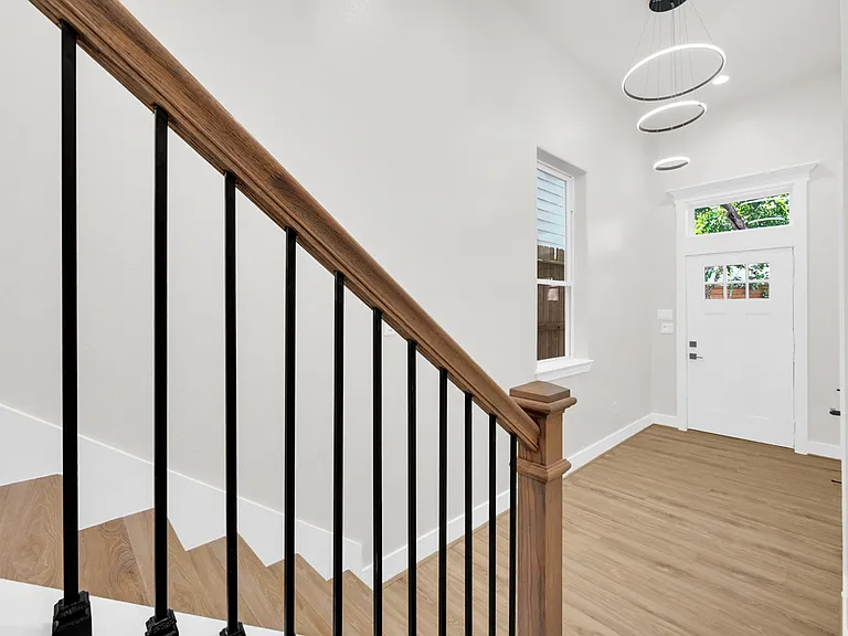 715 Service St #B — Photo 4