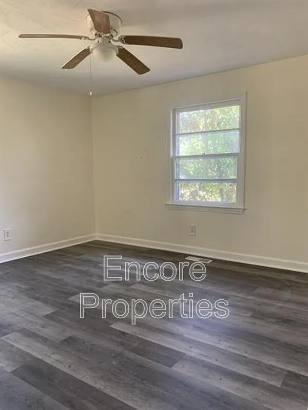 3 bed, 1.0 bath, 1200 sqft, $1,295 — Photo 4