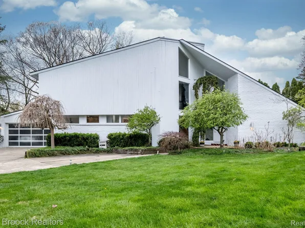 4818 S Knoll Ct, West Bloomfield, MI 48323