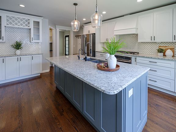 3rd image of 2824 Bronson Blvd