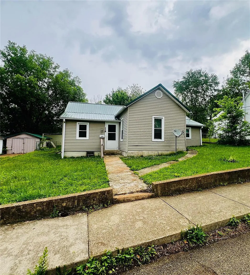 208 Adams St photo 1