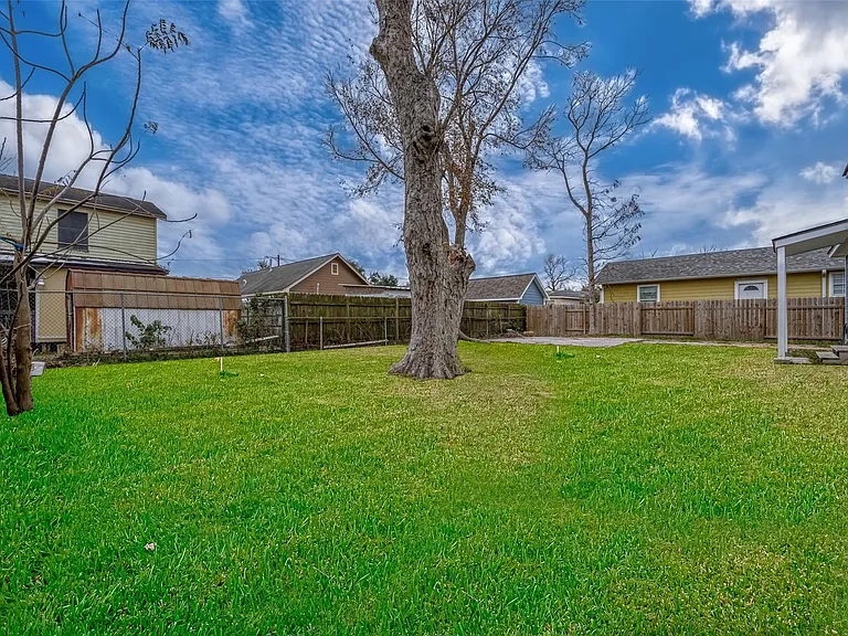 6322 Victoria St — Photo 33