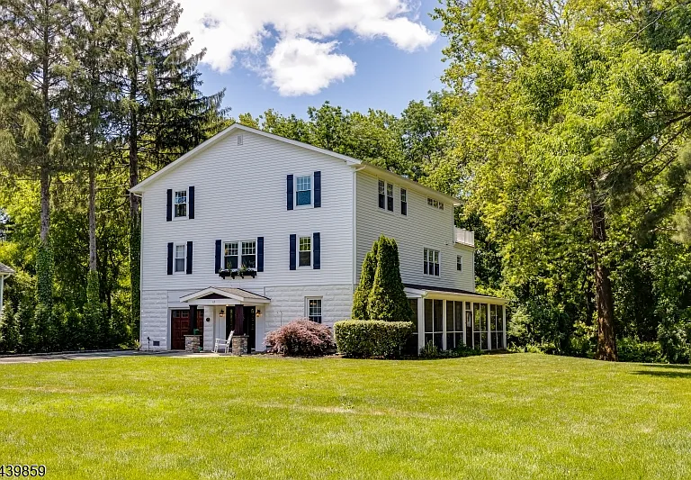 12 Forest Ave — Photo 3