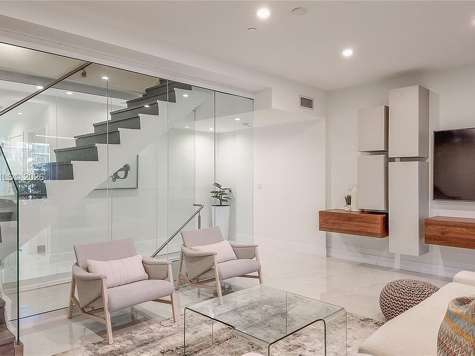 1st image of 456 NE 39th St #112