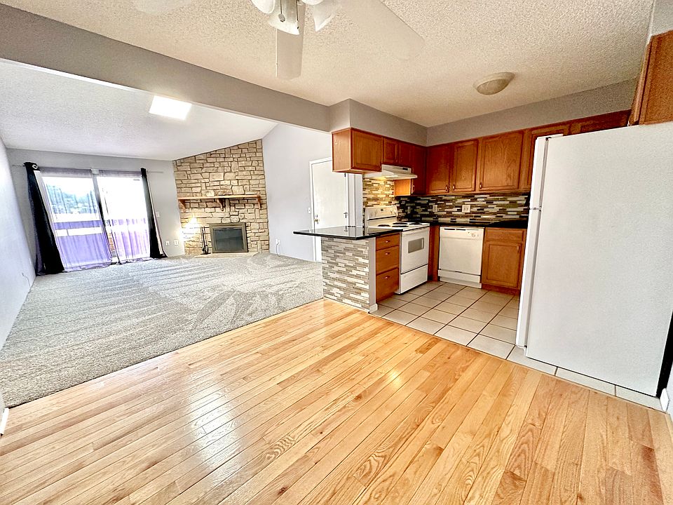 Big open floor plan with vaulted ceilings