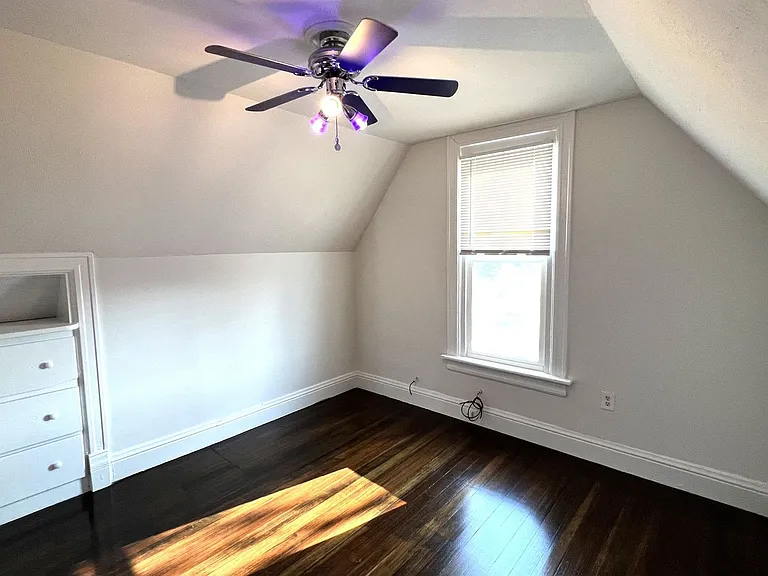 1611 Oak St — Photo 10