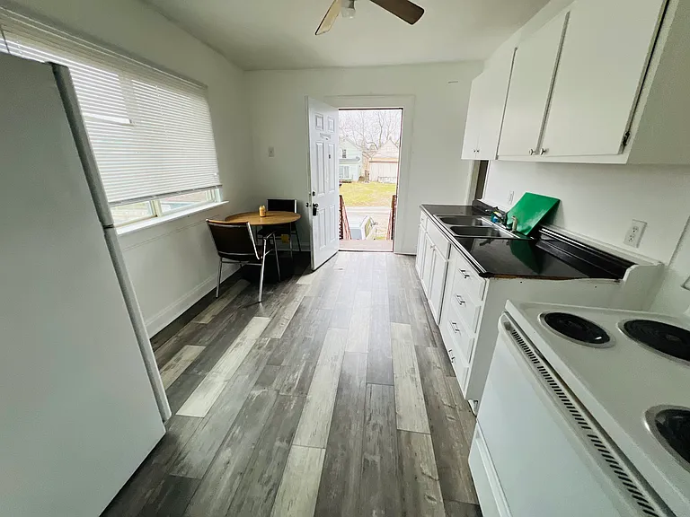 975 1/2 Campbell Ave #2 — Photo 30