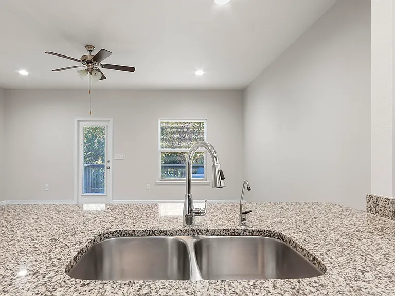 1881 Pointe Dr — Photo 11