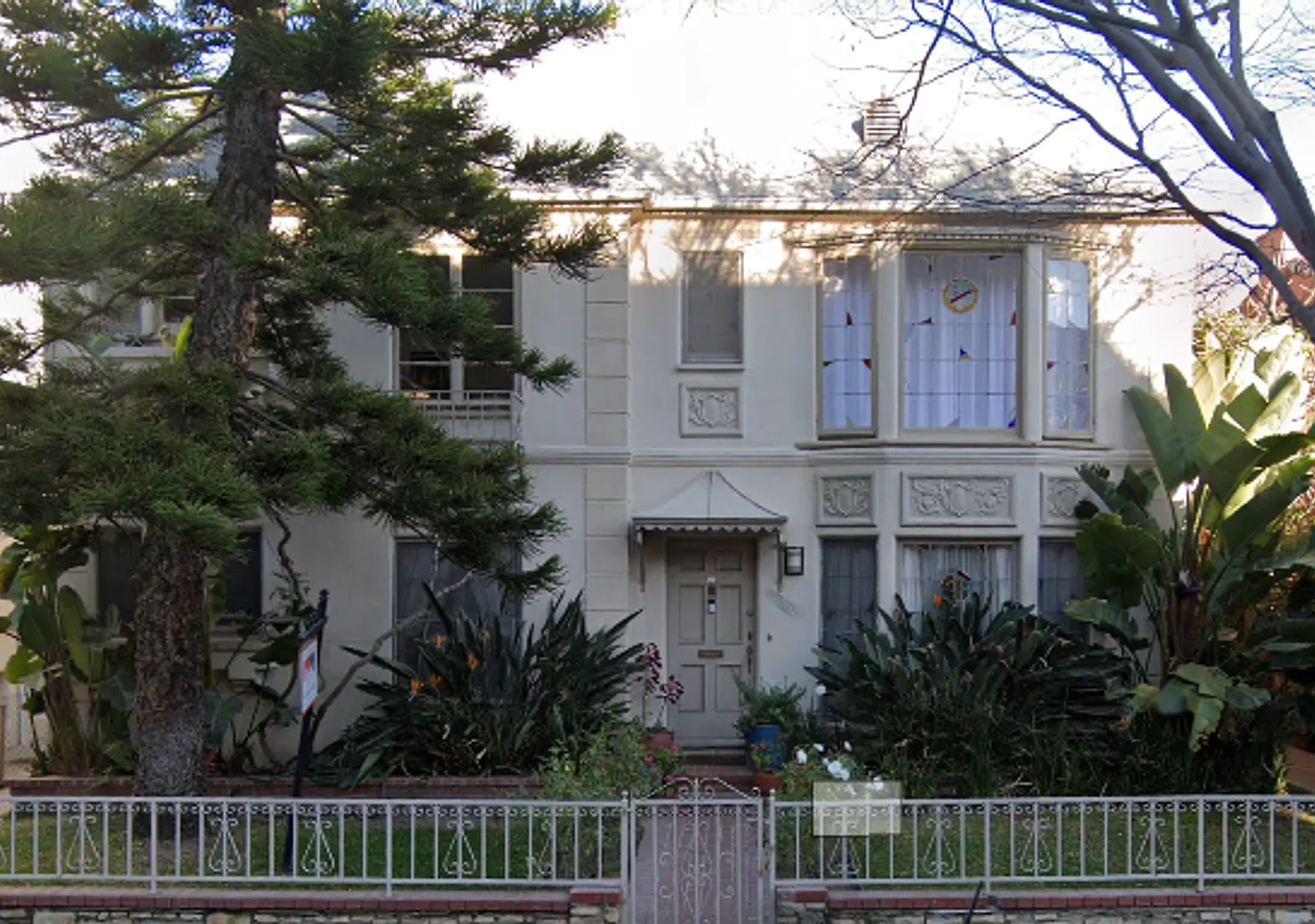 An Artistic Place to Call your Home! — Photo 1