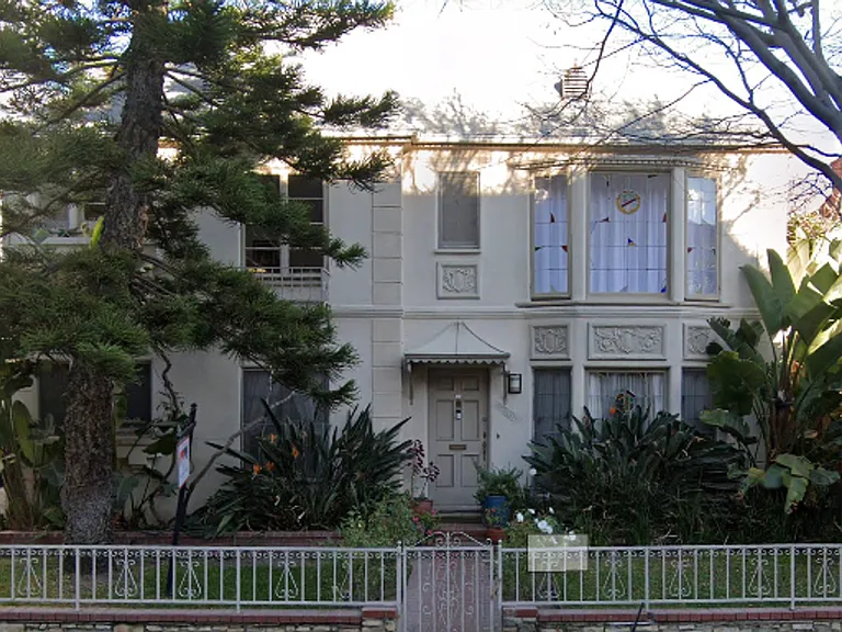 352 S Reeves Dr — Photo 1