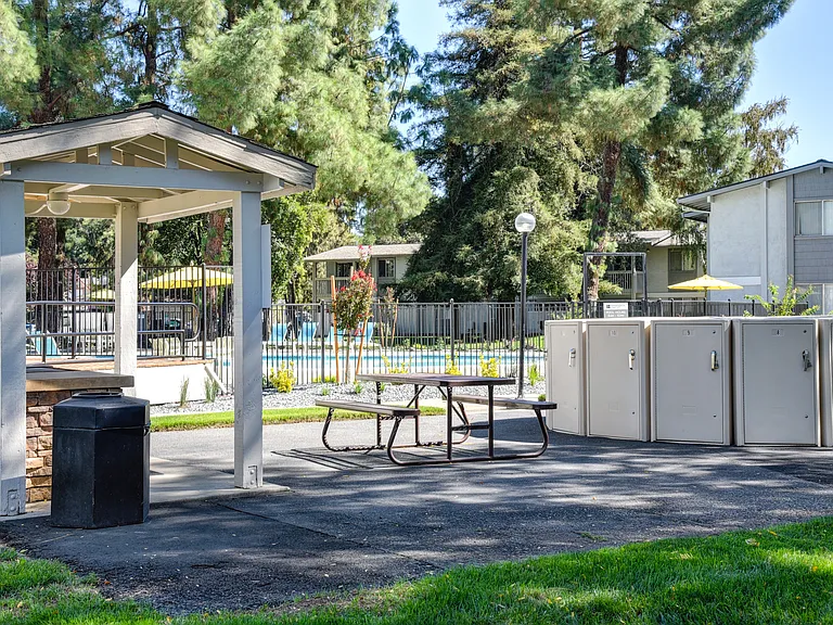 Renaissance Park Apartments — Photo 36