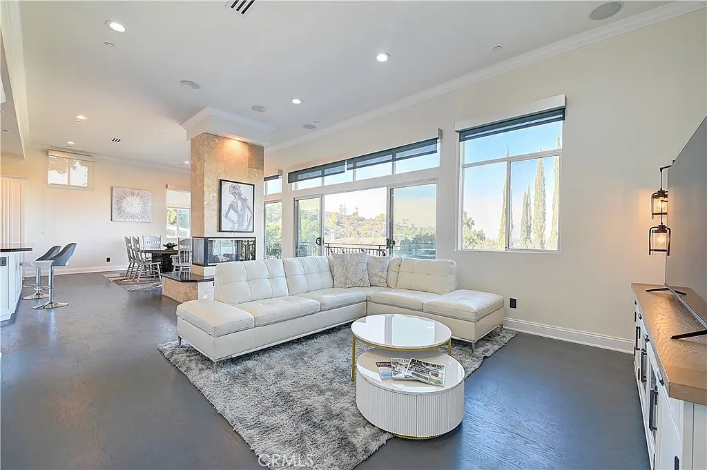 5 bed, 4.5 bath, 4560 sqft, $19,000 — Photo 4