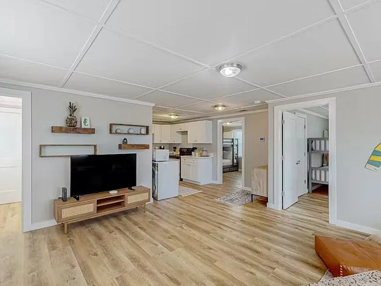 7304 Beach Dr — Photo 6