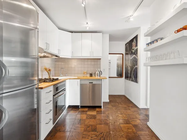 266 East Broadway image 4 of 10