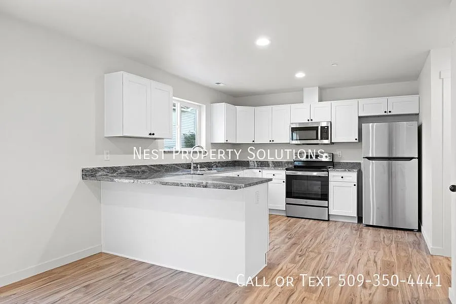 3 Bed, 2.5 Bath Townhouse in Warden, WA. WSG Included — Photo 2