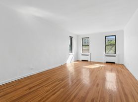 159-00 Riverside Dr W