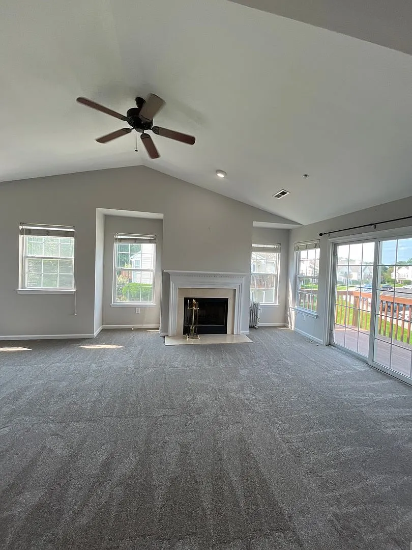 This 3BR/2BA condo in Walnut Bank Farms — Photo 3