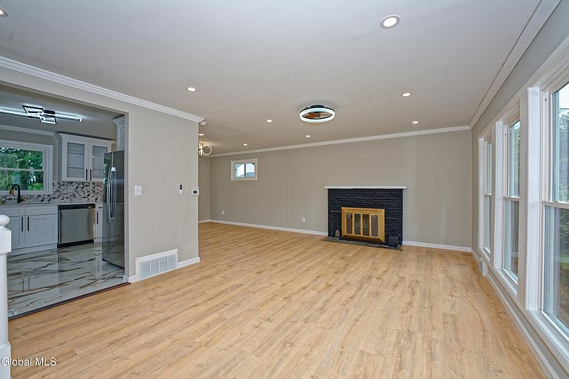 5th image of 105 Charlton Road
