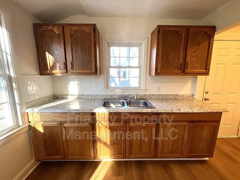 2 bed, 1.0 bath, 890 sqft, $1,295 — Photo 4