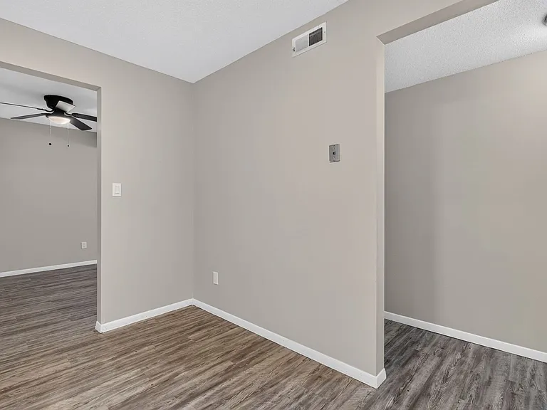 Hollow Hills Apartments — Photo 126