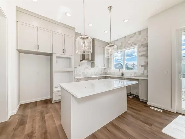 46 SE Verdure Pl SW, Calgary, AB T2Y 1C9