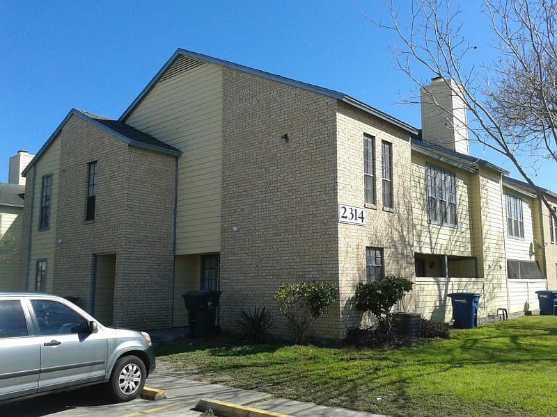 1st image of 2206 Capitan Dr APT A