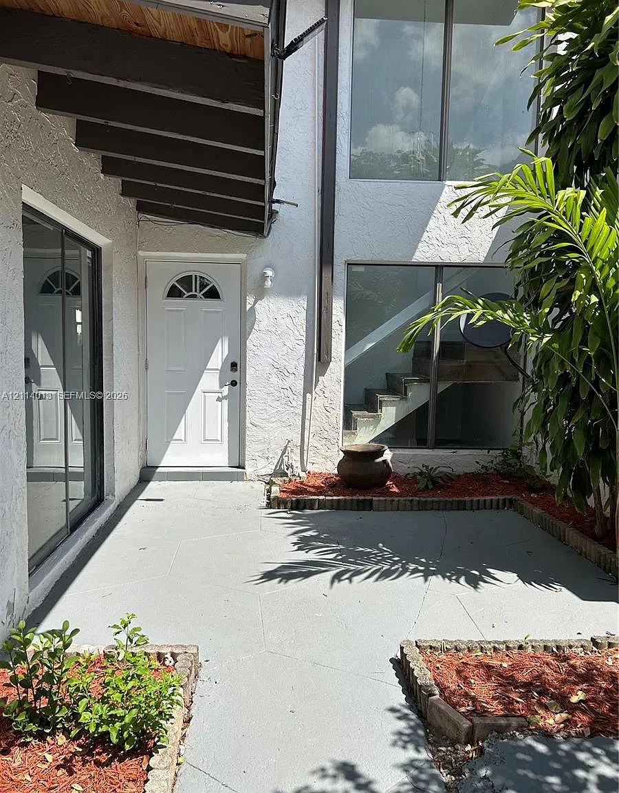 Snapper Creek Townhouse S — Photo 1
